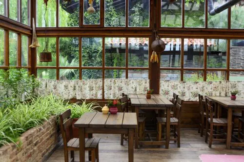 Cafe İçin Dekoratif Perde Modelleri: Şıklık ve Fonksiyonellik Bir Arada