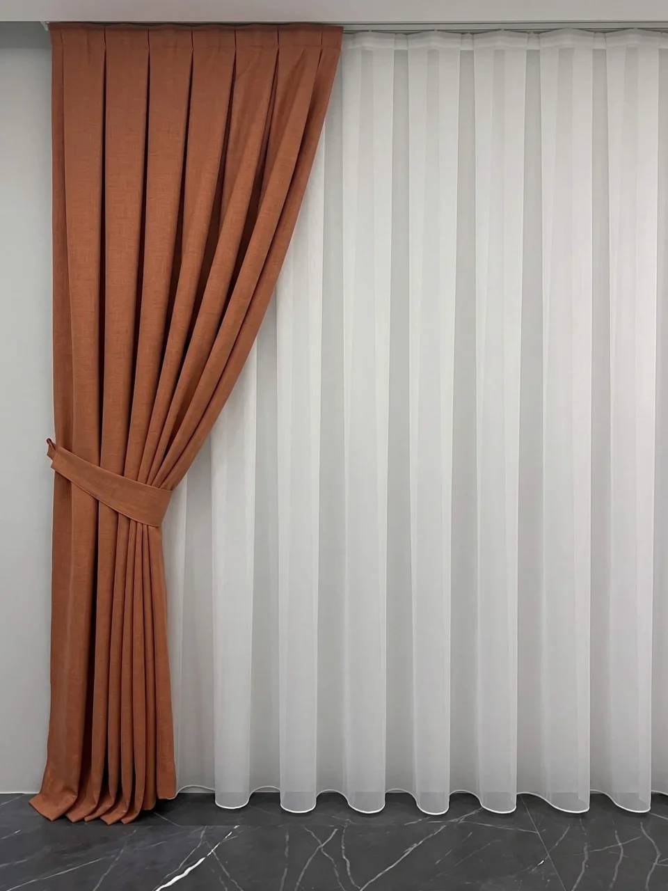 Özel Ölçü Kiremit Rengi Keten Fon Perde | Butik Dikim Teknikleri İle & %60 Işık Süzme Etkisi