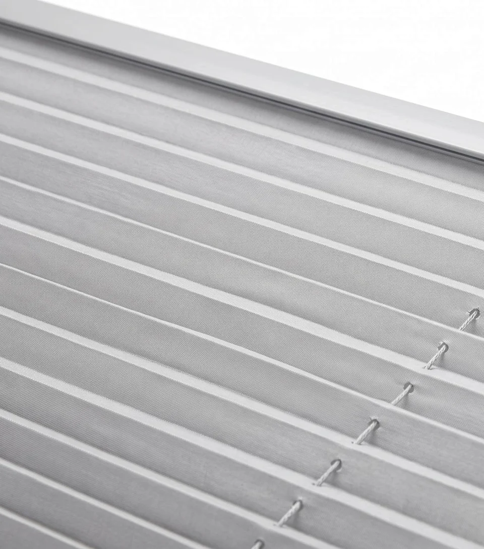 Jaluzele Plisate Gri cu Sistem de Prindere prin Cârlige - Fără Găurire pentru Balcon Închis și Ferestre PVC (La Comandă)