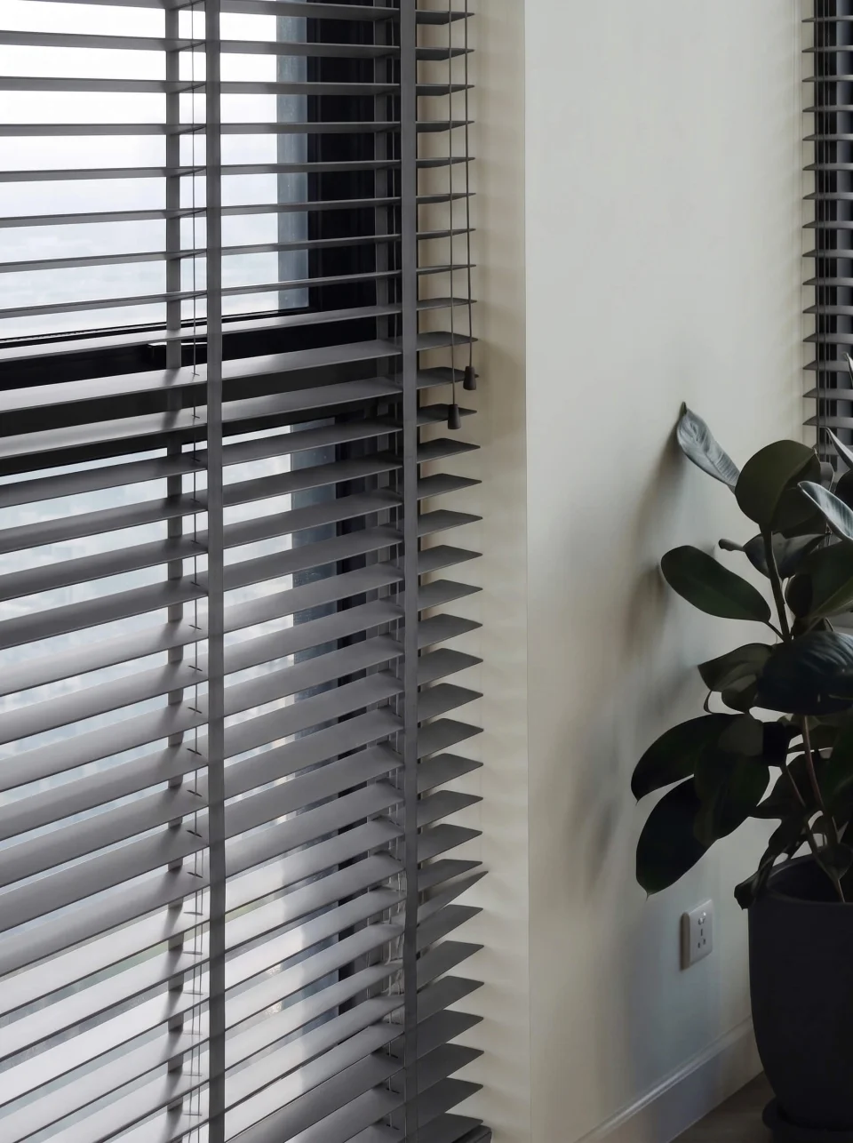 Équilibre Contemporain : Store Vénitien Bois Gris | Style Scandinave Sur Mesure