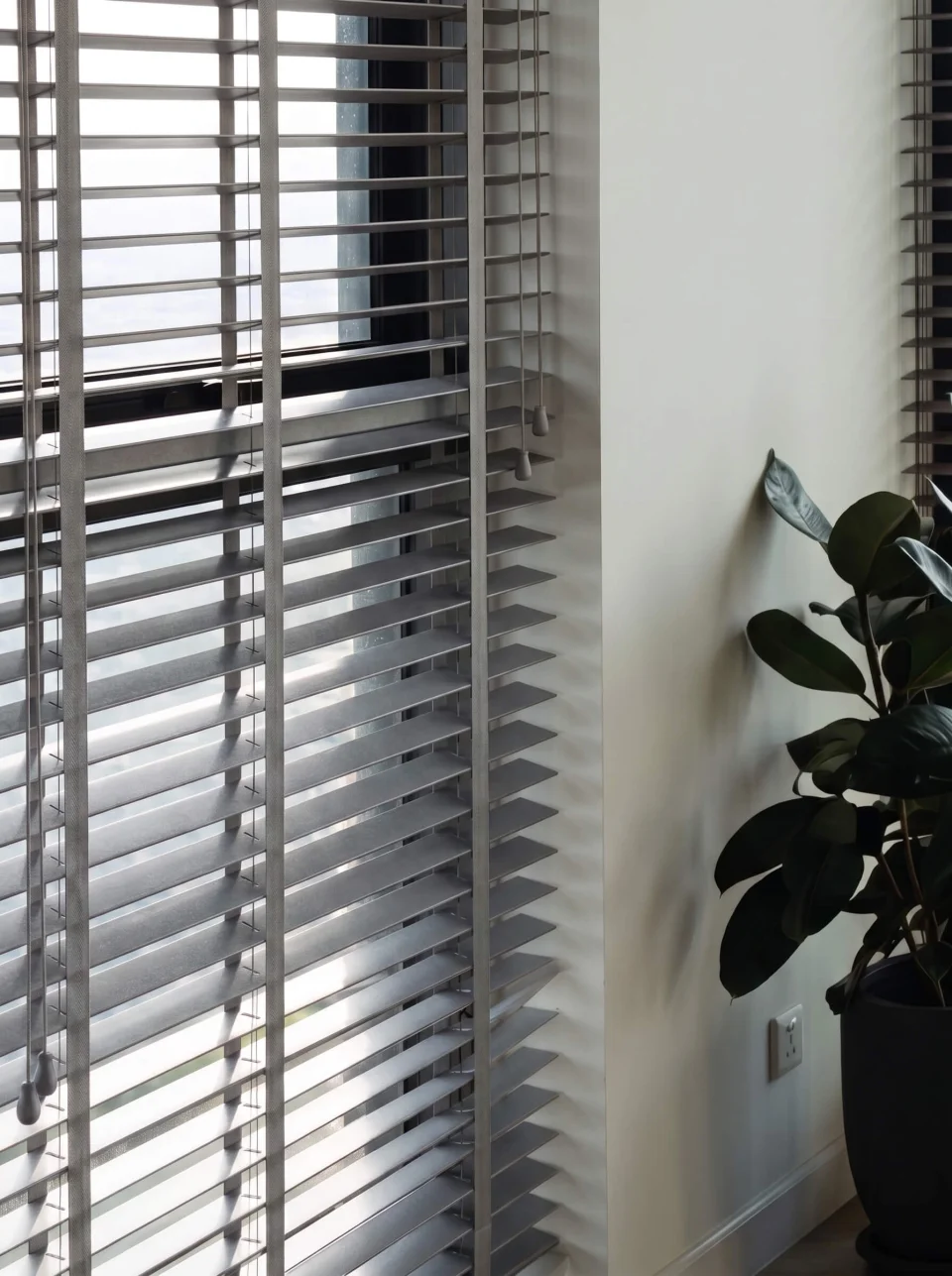 Silvery Brightness: Light Grey Wooden Blinds | Airy, Motorized & Bespoke